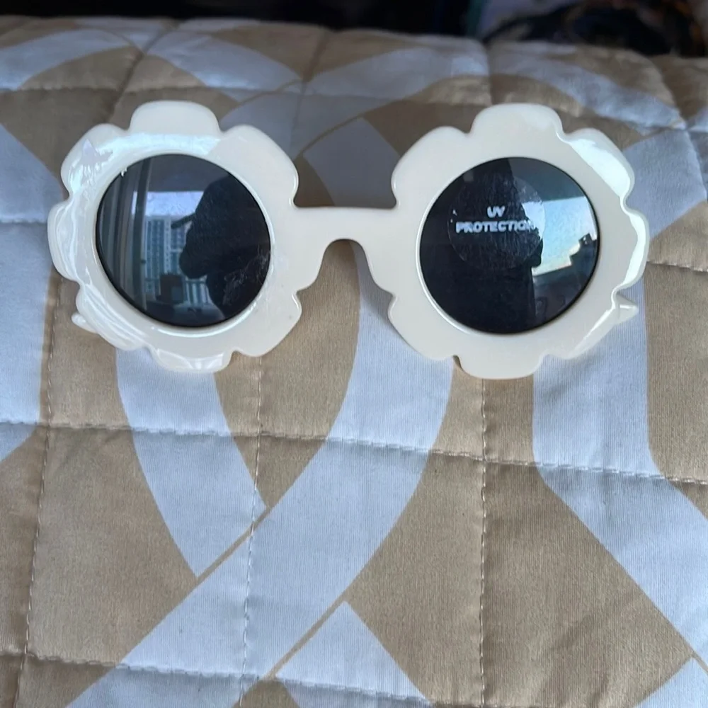 New Girls Daisy Sunglasses w UV Protection Host Pick